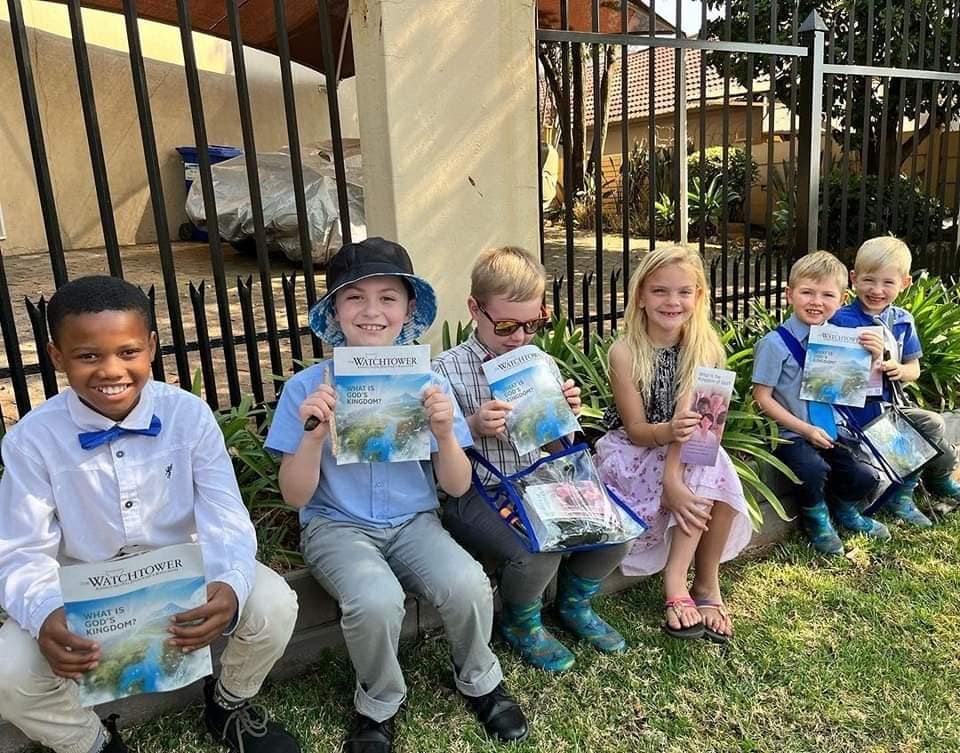 Children with Watchtower magazines